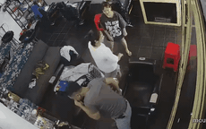 Video: Người đàn ông đi ô tô 'cầm nhầm' điện thoại của nhân viên cửa hàng cắt tóc