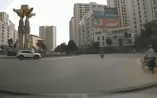 Video: Khoảnh khắc ô tô húc văng xe máy khi đi qua vòng xuyến