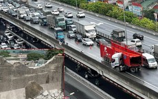 Xe đầu kéo mất lái, tông thẳng vào lan can đường Vành đai 3 trên cao