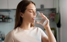 Uống nước trước khi ăn hay trong bữa ăn để giảm cân?