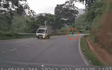 Video: Nam thanh niên không đội mũ bảo hiểm, lái xe máy ngược chiều lao thẳng vào ô tô