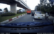 Video: Ngán ngẩm cảnh tài xế taxi cầm gậy ba khúc đánh nhau với người đi xe máy sau va chạm