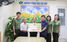 Thiếu tướng Đinh Văn Nơi trao 50 triệu đồng hỗ trợ bé trai 7 tuổi mổ tim