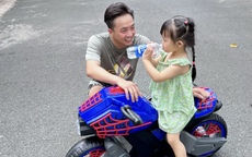 VIDEO: Con gái Cường đô la chạy moto điện 'cực ngầu'

