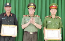 Khen thưởng 5 người dân giúp bắt nhóm khủng bố trốn truy nã ở Đắk Lắk
