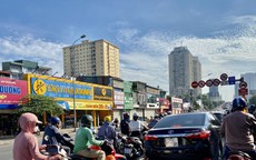 Người dân phớt lờ một tấm biển, tuyến phố Hà Nội thành điểm nóng ùn tắc