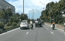 Video: Phẫn nộ cảnh tài xế ô tô cố tình chèn ngã người đi xe máy