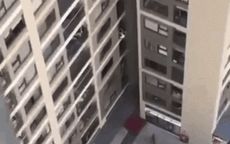Video: Kinh hoàng khoảnh khắc cô gái rơi từ tầng 7 chung cư xuống đất ở Hà Nội