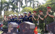 Cảnh sát phòng cháy chữa cháy tri ân các anh hùng liệt sĩ tại Nghĩa trang Liệt sĩ Nhổn