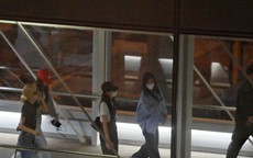 Nhóm nhạc BlackPink được an ninh hộ tống tại sân bay Nội Bài