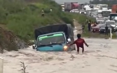 Cao tốc Phan Thiết - Dầu Giây ngập nước cuốn trôi xe tải, kẹt xe kéo dài