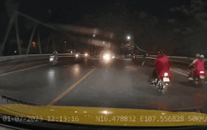 Video: Dừng xe ở giữa đường để nhặt đồ làm rơi, lái xe máy gây tai họa cho ô tô