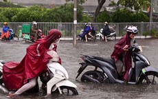 Hà Nội mưa lớn, người đi xe máy chới với giữa dòng nước ngập