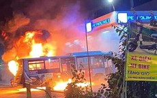 Xe buýt bùng cháy ngay trong cây xăng ở Hà Nội