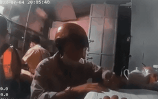 Video: Thanh niên cầm dao tấn công CSGT khi bị phạt vi phạm nồng độ cồn