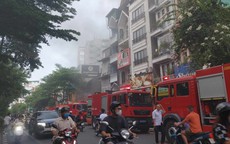 Cháy nhà 4 tầng ở Hà Nội, 3 người mắc kẹt