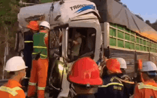 Video: Giải cứu tài xế kẹt cứng trong cabin sau tai nạn giao thông