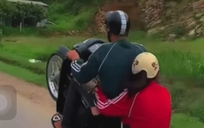 Thiếu niên bốc đầu xe máy để ra oai với bạn gái