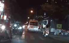 Video: Ngỡ ngàng hình ảnh hành khách trên xe 16 chỗ 'vô ý thức' vứt chai thủy tinh xuống đường