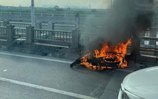 Cháy xe máy trên cầu Vĩnh Tuy khiến giao thông ùn tắc nghiêm trọng