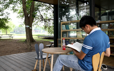 Khám phá thư viện sách độc đáo nằm giữa không gian xanh thiên nhiên tại Hà Nội