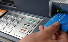 Sử dụng một thẻ ATM khách hàng phải chịu bao nhiêu loại phí?