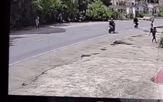 Video: Vừa ngã ra đường sau va chạm, người đàn ông bị xe khách từ phía sau lao tới tông trúng