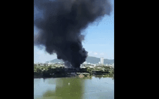 Video: Cháy kho phế liệu ở Vũng Tàu, khói đen bốc cao nghi ngút, bao phủ cả vùng trời
