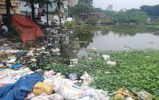 Dịch sốt xuất huyết lan rộng, nhiều kênh mương ở Hà Nội vẫn tràn ngập rác thải