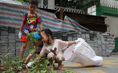 Nhiều bạn nhỏ hào hứng tham gia dọn rác bảo vệ môi trường tại Hà Nội trong ngày cuối tuần 