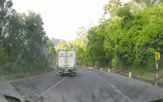 Video: Khoảnh khắc xe tải lật nghiêng rồi lao vào vách núi khiến tài xế tử vong