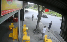 Video: Va chạm xe con và xe máy, 3 người trong gia đình bị hất văng