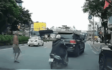 Video: Pha phi dao cắm phập vào kính hậu ô tô của lái xe máy khiến ai cũng dựng tóc gáy