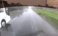 Video: Khoảnh khắc kinh hoàng khi xe tải mất lái, húc văng xe khách khiến nhiều người bị thương