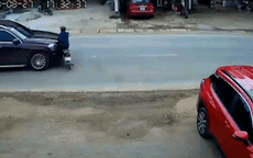 Video: Nam thanh niên nằm bất động sau cú va chạm mạnh với chiếc xe con đi ngược chiều