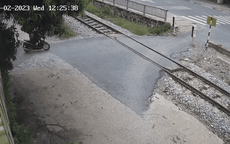 Video: Khoảnh khắc người phụ nữ tử vong thương tâm khi băng qua đường sắt mà không quan sát