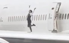 Tiếp viên hàng không vô tư tạo dáng, nhảy múa vui vẻ trên cánh máy bay khiến hành khách khiếp sợ được xử lý ra sao?
