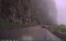 Video: Khoảnh khắc vụ sạt lở khiến ô tô con bị đè bẹp trên đèo Thung Khe