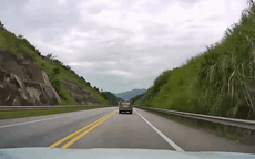 Video: Hú hồn cảnh xe tải vượt ẩu kiểu 'bất chấp' suýt dẫn đến tai nạn nghiêm trọng