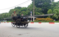 Nguy hiểm khôn lường từ những xe ba gác chở sắt, tôn khổ dài tung hoành khắp đường phố Hà Nội