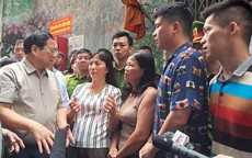 Thủ tướng tới hiện trường, chia sẻ với gia đình nạn nhân vụ cháy chung cư mini ở Khương Hạ