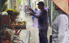 Người Hà Nội 'đội mưa' thắp hương tưởng nhớ các nạn nhân vụ cháy chung cư mini