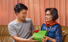 Sinh nhật mẹ vợ, món quà bất ngờ của con rể khiến bà lập tức bỏ về quê