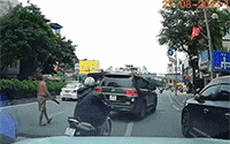 Tạm giữ hình sự đối tượng phi dao vào ô tô người đi đường trên phố Hà Nội
