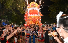 Người dân tứ xứ vui chơi tại Lễ hội Trung thu lớn nhất Việt Nam