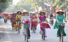 Tuyên Quang: Sáng rực góc phố với gần 200 phụ nữ diện áo dài truyền thống lung linh sắc màu