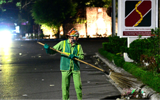 Lao công trắng đêm sau đêm hội Thành Tuyên để làm sạch phố phường