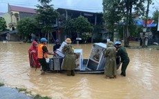 Mưa lớn, thủy điện xả lũ, nhiều bản làng ở Nghệ An bị chia cắt