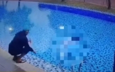 Bé gái 4 tuổi đuối nước thương tâm dưới hồ bơi, camera ghi lại thái độ của anh trai khiến cư dân mạng phẫn nộ