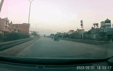 Video: Xe máy 'giỡn mặt tử thần' tạt đầu xe ô tô khi sang đường